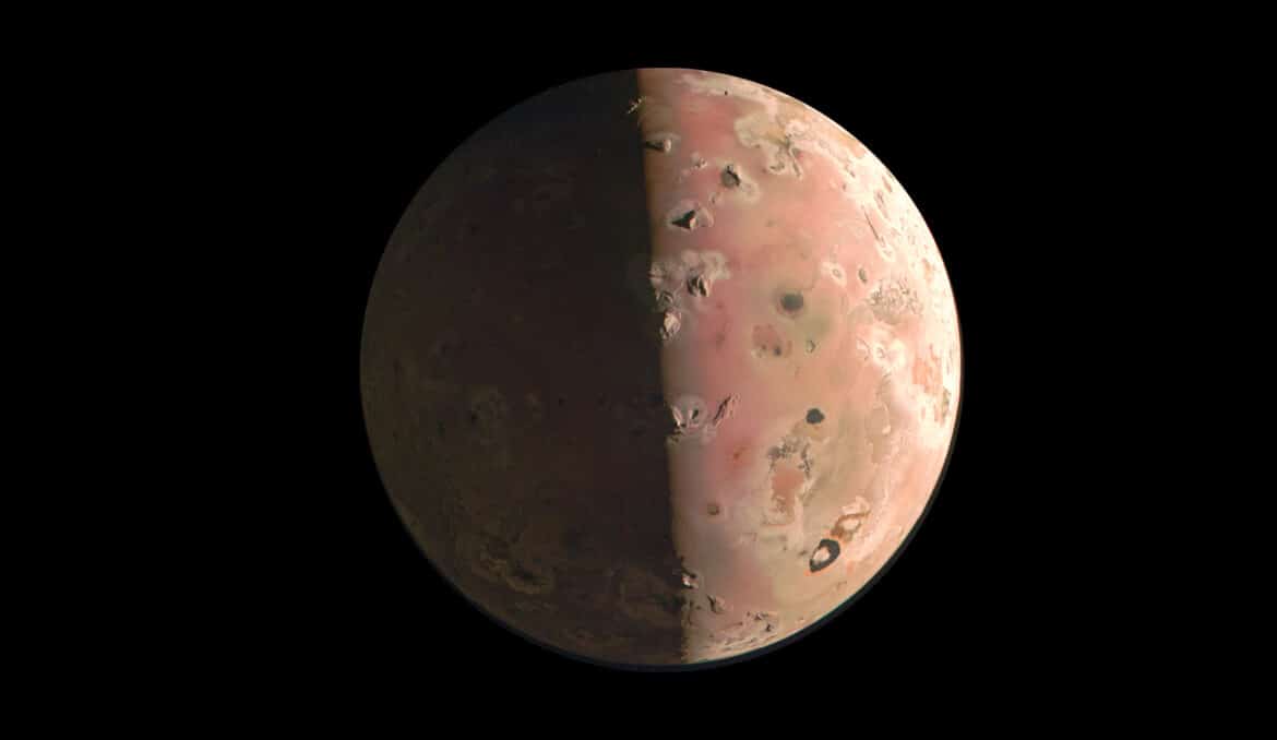 Nueva imagen de Io, la luna de Júpiter con 400 volcanes