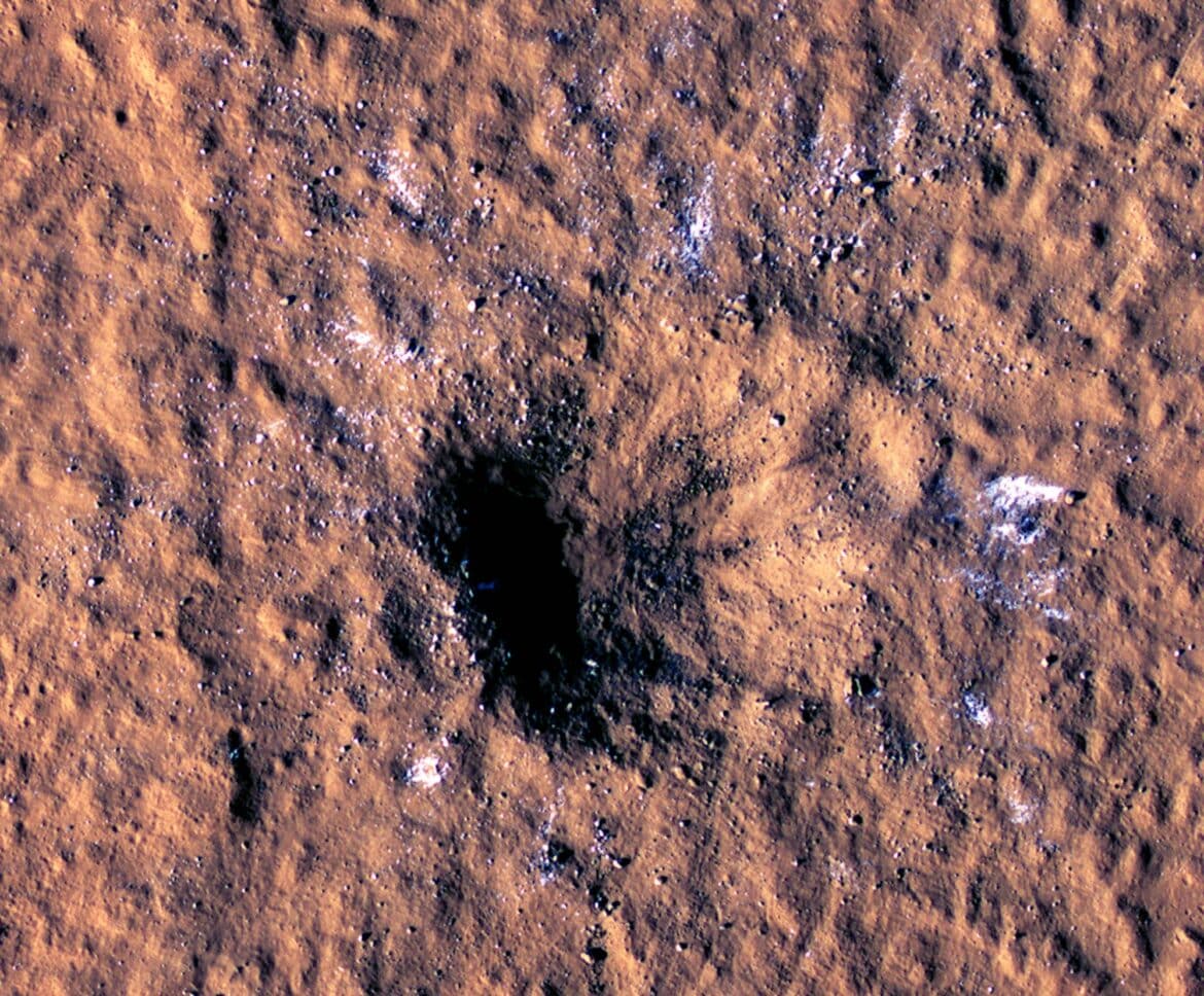 Un cráter marciano y hielo